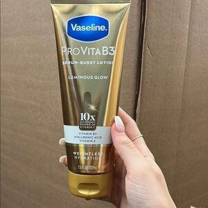 Vaseline Moisturizing Body Oil with Vitamin B3